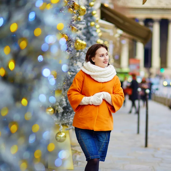 Gelukkige jonge toerist in Parijs op een winterdag — Stockfoto