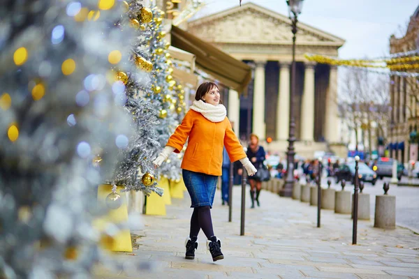 Happy young tourist in Paris on a winter day — Stock Photo, Image