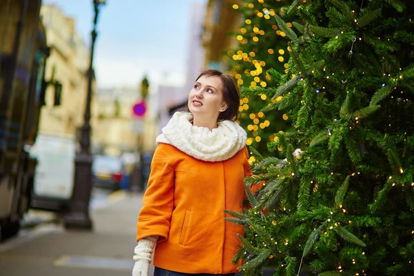 Happy young tourist in Paris on a winter day — Stock Photo, Image