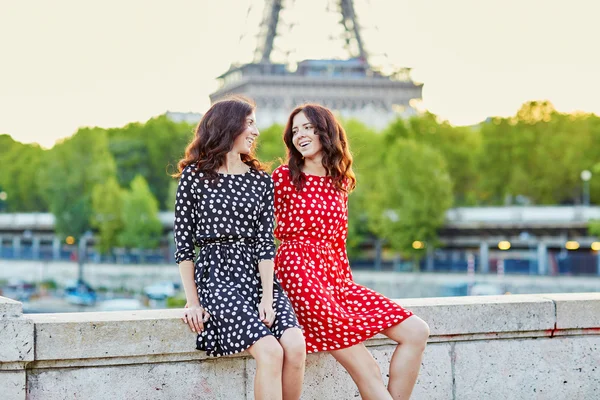 Belles sœurs jumelles à Paris, France — Photo