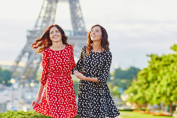 Beautiful twin sisters in Paris, France — Stock Photo, Image