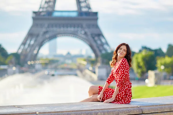 Fröhliches junges Mädchen vor dem Eiffelturm in Paris, Frankreich — Stockfoto