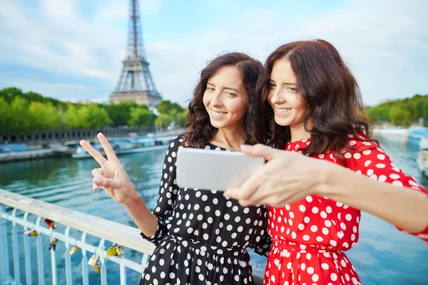 Beautiful twin sisters in Paris, France — Stock Photo, Image