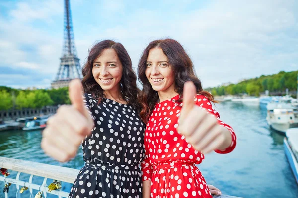 Belles sœurs jumelles à Paris, France — Photo