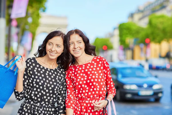 Сестры-близнецы Мбаппе в Париже, Франция — стоковое фото