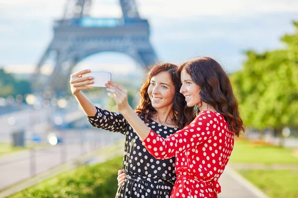 Lindas irmãs gêmeas em Paris, França — Fotografia de Stock