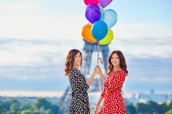 在巴黎，法国对美丽的双胞胎姐妹 — 图库照片