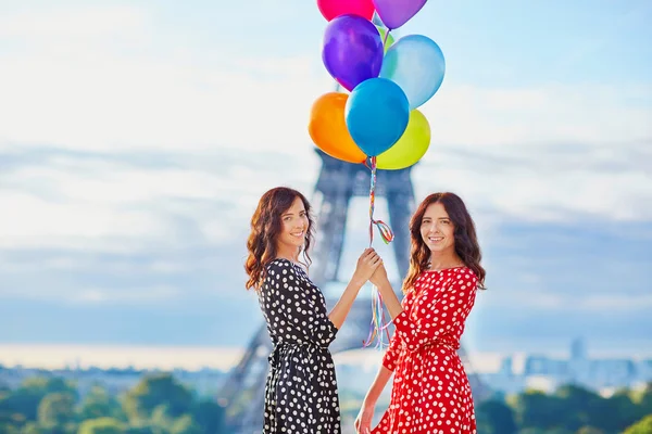 Schöne Zwillingsschwestern in Paris, Frankreich — Stockfoto