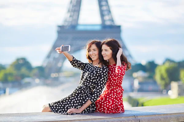 Lindas irmãs gêmeas em Paris, França — Fotografia de Stock