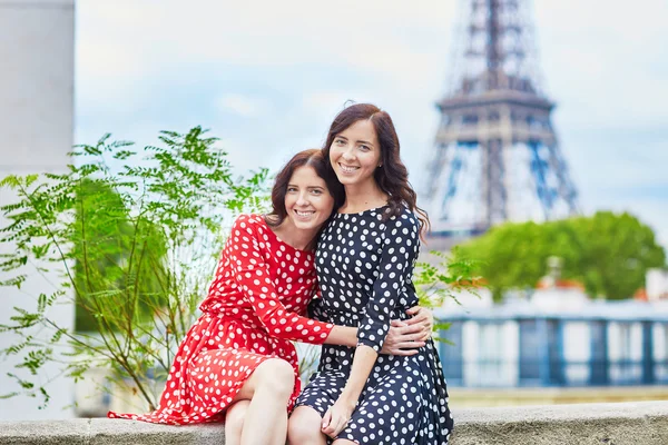 Mooie tweelingzusjes in Parijs, Frankrijk — Stockfoto