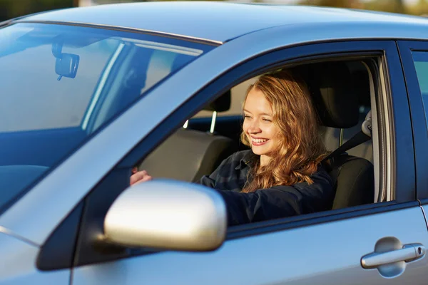 Mladá Sebevědomá žena řídit auto — Stock fotografie