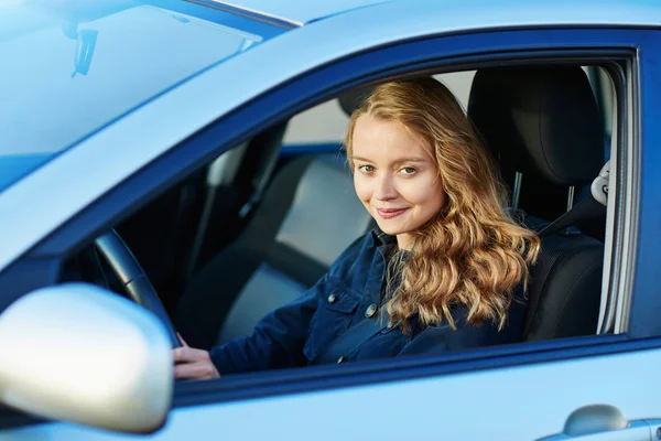 Молодая уверенная женщина за рулем автомобиля — стоковое фото