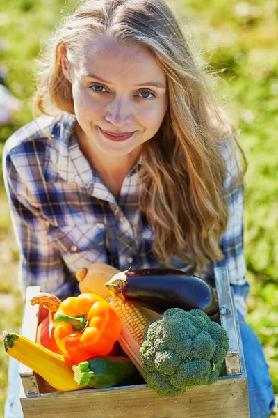 野菜の木枠を保持している若い女性 — ストック写真