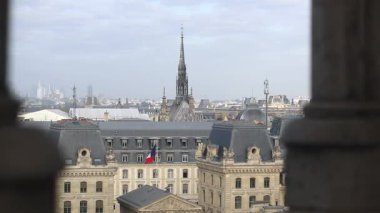 Paris 'in panoramik manzarası klasik Haussmann çatılarının üzerinde yükselen Sainte-Chapelle kulesi. Zarif şehir manzarası ve Fransız başkentinin tarihi mimarisi