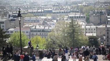 PARIS, FRANCE - 20 Ekim 2025: Montmartre 'den Paris' in panoramik manzarasının tadını çıkaran turistler.