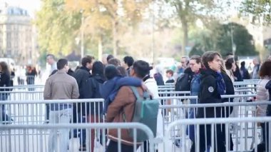 PARIS, FRANCE - 20 Ekim 2025: Paris 'teki Notre-Dame Katedrali' nin girişindeki metal bariyerlerin arkasında kuyrukta bekleyen turist kalabalığı.
