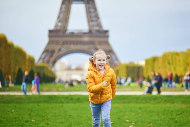 Mars Şampiyonu 'nda koşan sarı ceketli neşeli bir genç kız. Paris, Fransa 'da açık hava yaşam tarzı anı.