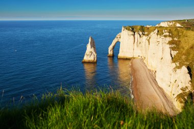 Etretat kayalıklarla doğal görünümü