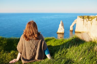 Etretat, tepenin üstüne oturan kız