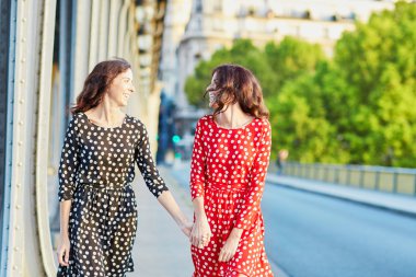 Paris, Fransa'da Bir Hakeim köprüde güzel ikiz kardeşler