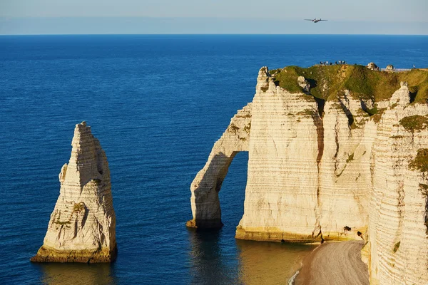 Schilderachtig uitzicht van Etretat kliffen met vliegtuig — Stockfoto