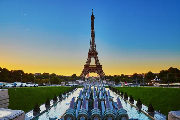 Vue panoramique de la tour Eiffel au lever du soleil — Photo