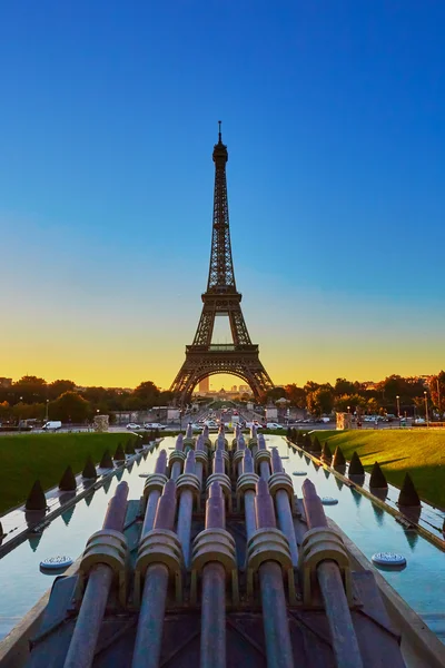 Blick auf den Eiffelturm bei Sonnenaufgang — Stockfoto