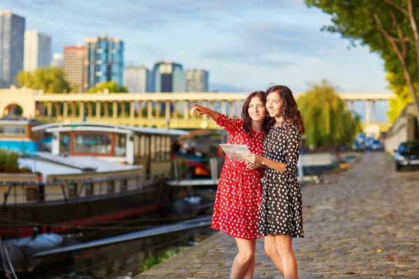 Beautiful twin sisters near the river Seine in Paris, France — Stock Photo, Image
