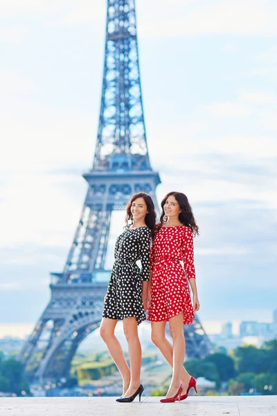 在埃菲尔铁塔前对美丽的双胞胎姐妹 — 图库照片