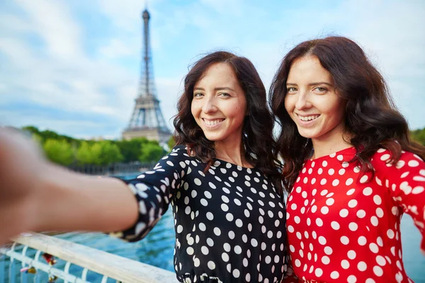 Lindas irmãs gêmeas tirando selfie — Fotografia de Stock