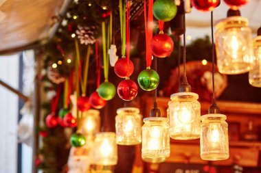 Renkli Noel süsleri Paris Noel pazarında