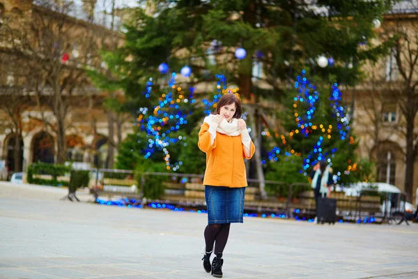 Happy young tourist in Paris on a winter day — Stock Photo, Image