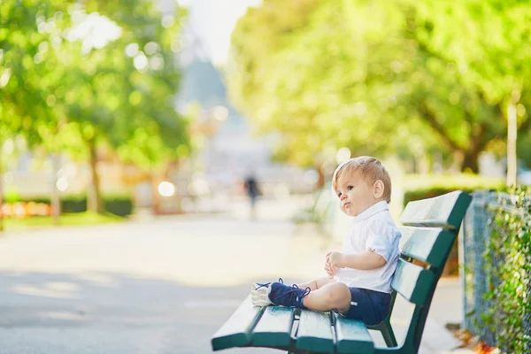 Αξιολάτρευτο μικρό μικρό παιδί που κάθεται στον πάγκο — Φωτογραφία Αρχείου