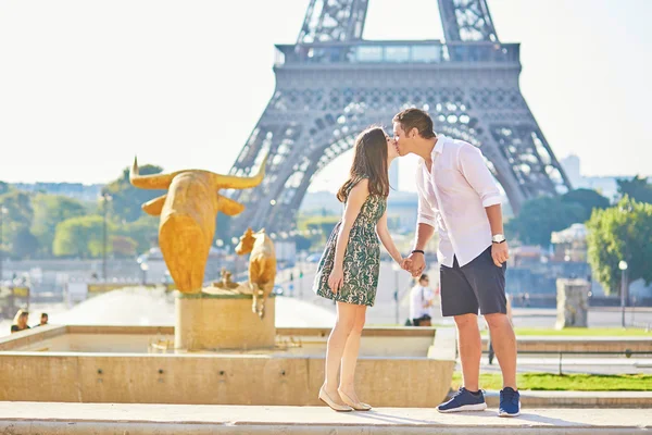 Joven pareja romántica besándose cerca de la Torre Eiffel —  Fotos de Stock