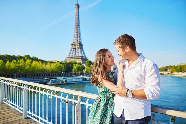 Junges romantisches Paar beim Date in der Nähe des Eiffelturms — Stockfoto