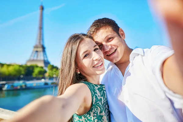 Romantik Çift selfie alarak Eiffel tower Paris civarındaki oteller