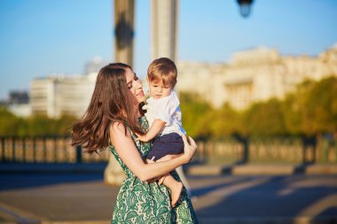 Paris, Fransa'da çok güzel onunla güzel genç anne