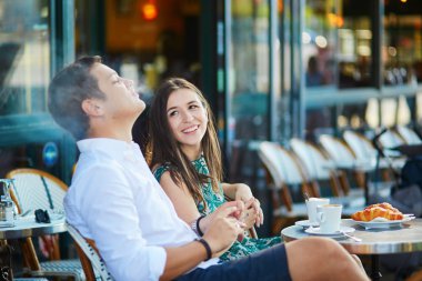 Bir rahat açık Café Paris, Fransa'da genç Romantik Çift