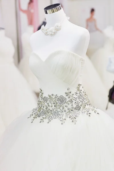 Belo vestido de noiva decorado com strass — Fotografia de Stock