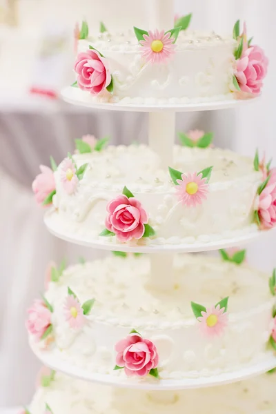 Άσπρα γαμήλια τούρτα, διακοσμημένο με λουλούδια ζάχαρη — Φωτογραφία Αρχείου