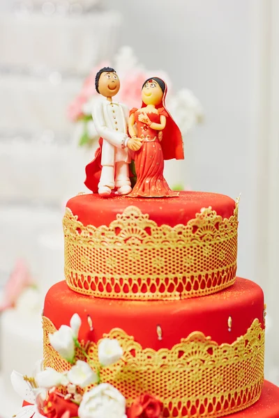 Piękny tort weselny czerwony i żółty w stylu indyjskim — Zdjęcie stockowe