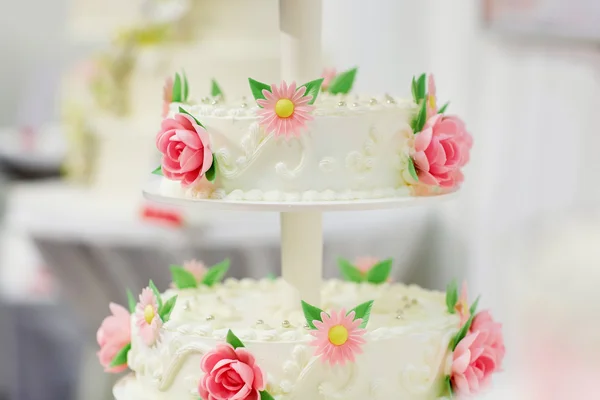 Gâteau de mariage blanc décoré de fleurs de sucre — Photo
