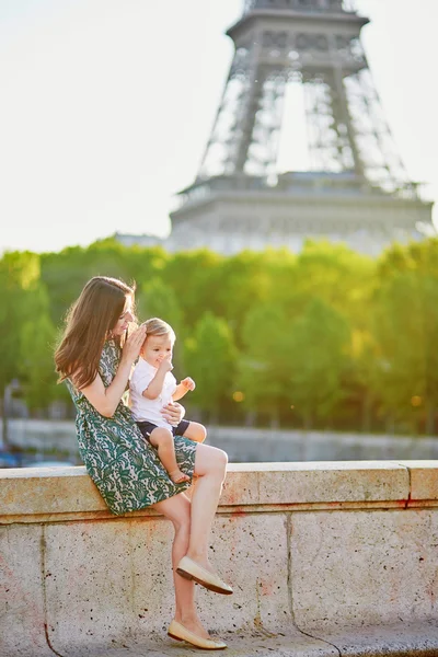 Bela jovem mãe com seu adorável em Paris, França — Fotografia de Stock