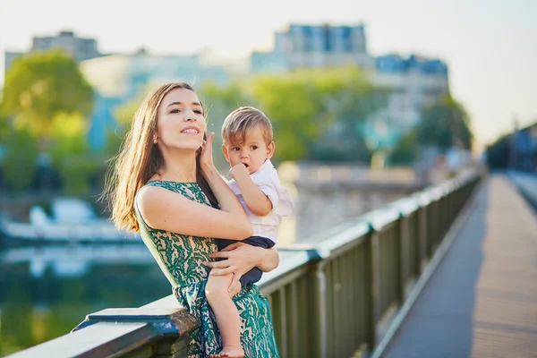 Όμορφη νεαρή μητέρα μαζί της αξιολάτρευτο στο Παρίσι, Γαλλία — Φωτογραφία Αρχείου