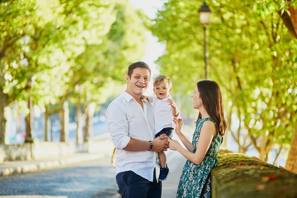 Happy family of three enjoying their vacation in Paris — Stock Photo, Image