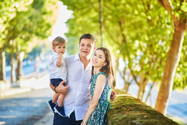 Šťastná rodina tří užívat jejich dovolené v Paříži — Stock fotografie