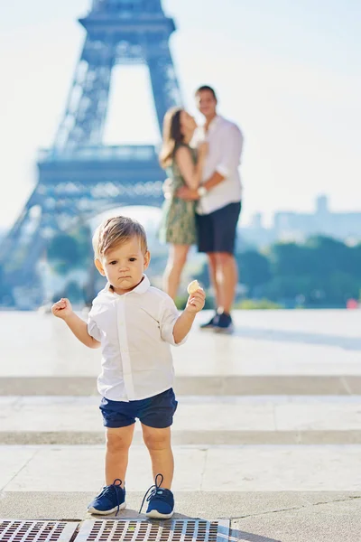 Entzückender kleiner Junge macht seine ersten Schritte — Stockfoto