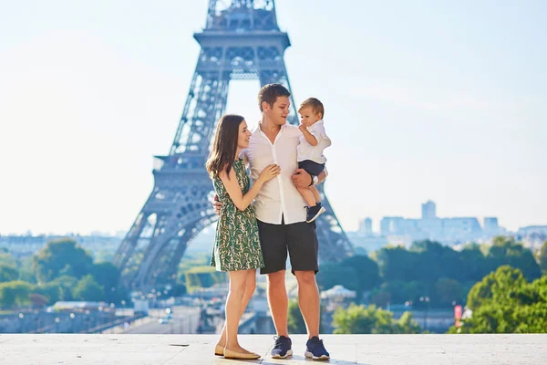 Ευτυχισμένη οικογένεια, απολαμβάνουν τις διακοπές τους στο Παρίσι, Γαλλία — Φωτογραφία Αρχείου