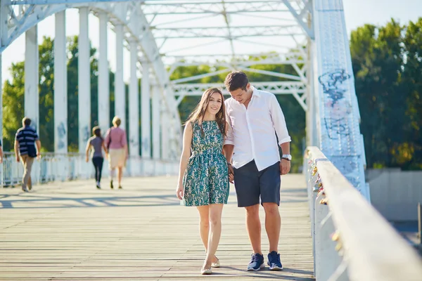 Jonge romantisch paar uitgaven van hun vakantie in Parijs — Stockfoto