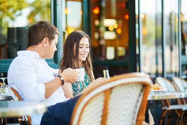 Jovem casal romântico em um aconchegante café ao ar livre em Paris, França — Fotografia de Stock
